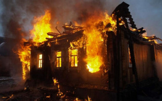 Спалив два будинки: на Хмельниччині сімейна сварка завершилася масштабною пожежею