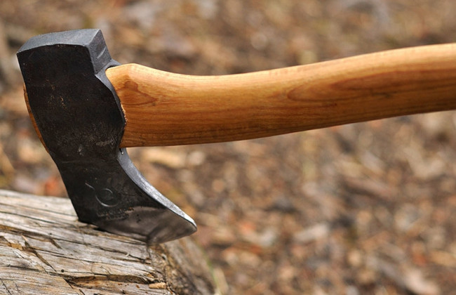 Поранив сокирою: на підлітка у сауні напав батько його знайомої