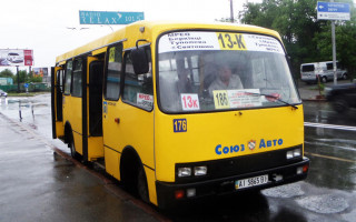 При помощи кирпича: киевский маршрутчик на ходу «отремонтировал» транспорт