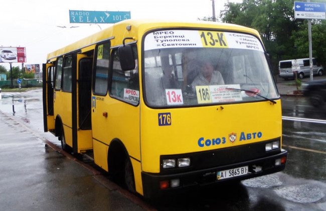 При помощи кирпича: киевский маршрутчик на ходу «отремонтировал» транспорт