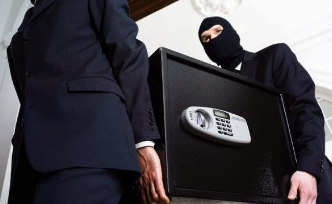 Украли сейф с деньгами: в Киеве задержали банду грабителей