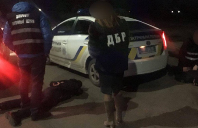 У Кременчуці ДБР затримало поліцейських під час отримання хабара