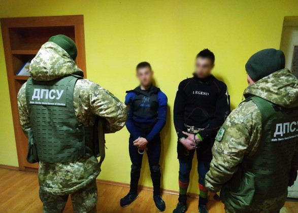 Пытались пересечь реку в гидрокостюмах: пограничники задержали отчаянных контрабандистов