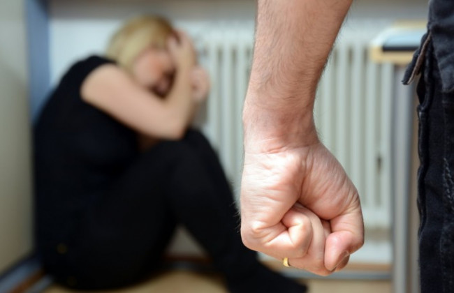 Не было живого места: под Киевом мужчина до смерти забил жену