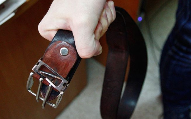 Мальчик и девочка попали в больницу: пьяный мужчина избил детей