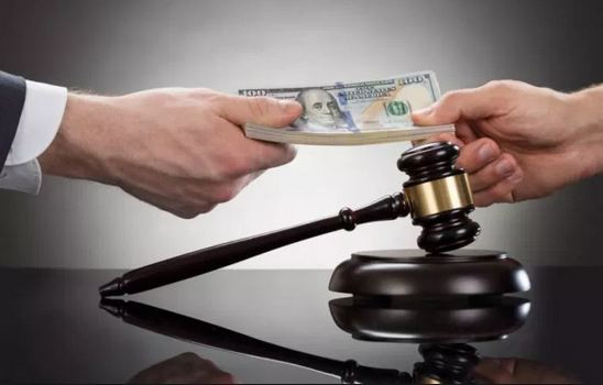 Коррупционный скандал: в Литве 8 судей подозревают во взяточничестве