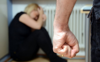 Не было живого места: под Киевом мужчина до смерти забил жену