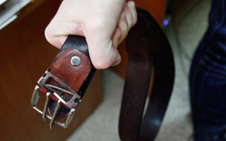 Мальчик и девочка попали в больницу: пьяный мужчина избил детей