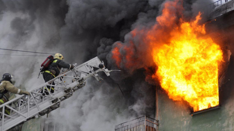Масштабный пожар в Киеве: ребенка вытащили из горящего дома, есть видео