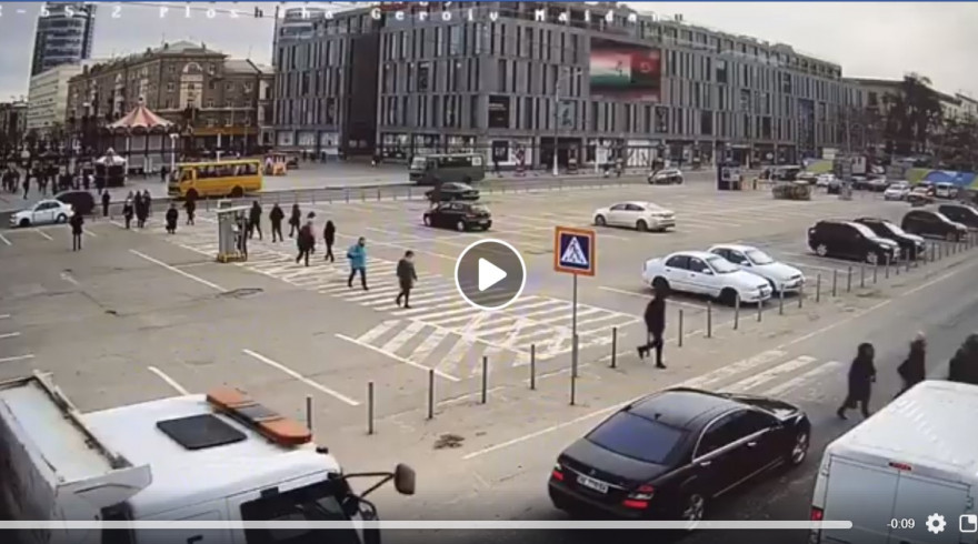 Переехал женщину на «зебре»: появилось видео ДТП с грузовиком в центре Днепра