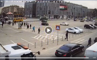 Переехал женщину на «зебре»: появилось видео ДТП с грузовиком в центре Днепра