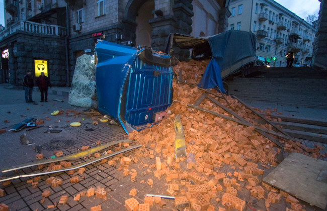 На Крещатике фура с кирпичами снесла легковушку и перевернулась