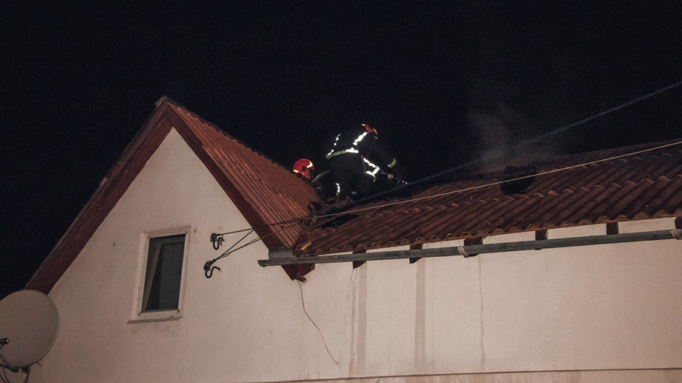 В Киеве на Нивках горел двухэтажный дом с людьми