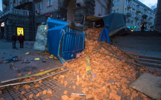 На Крещатике фура с кирпичами снесла легковушку и перевернулась