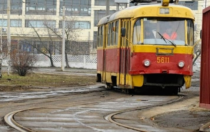 В Днепре в трамвай с пассажирами бросили молоток: есть пострадавшие