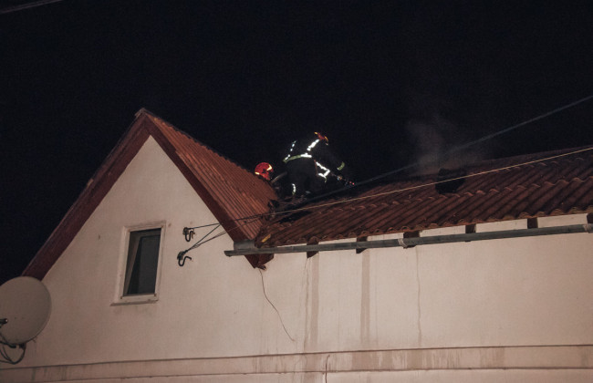 В Киеве на Нивках горел двухэтажный дом с людьми