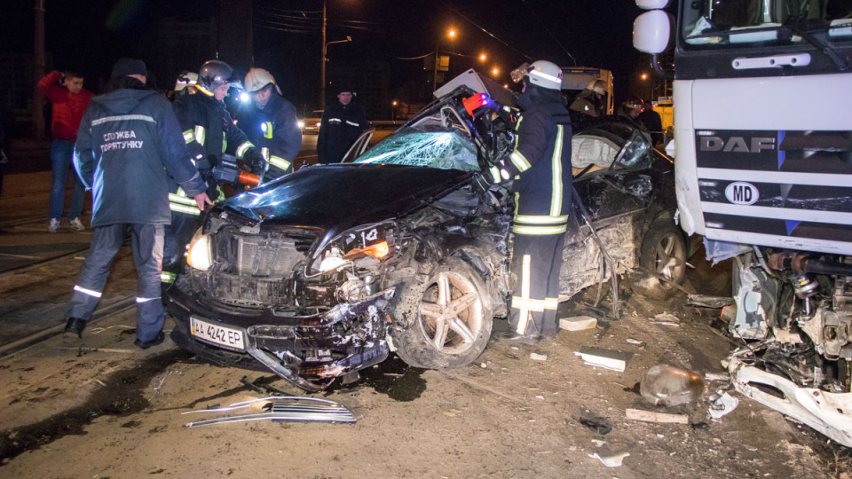 Жуткое ДТП в Киеве: Mercedes на скорости влетел под грузовик, есть погибшие