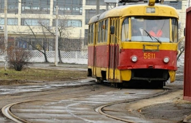 В Днепре в трамвай с пассажирами бросили молоток: есть пострадавшие