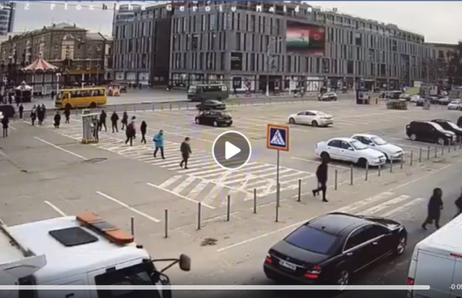 Переехал женщину на «зебре»: появилось видео ДТП с грузовиком в центре Днепра