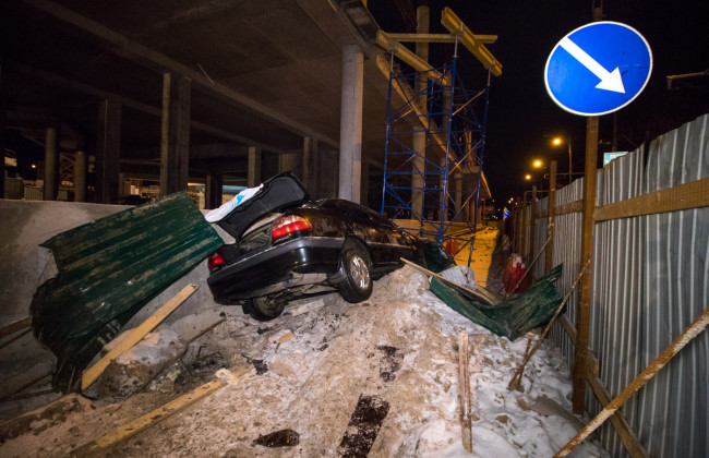 Снес забор и влетел в стройку: в Киеве произошло ДТП
