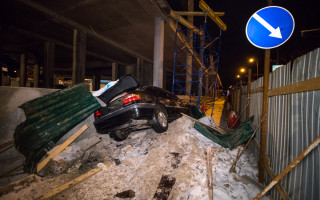 Снес забор и влетел в стройку: в Киеве произошло ДТП