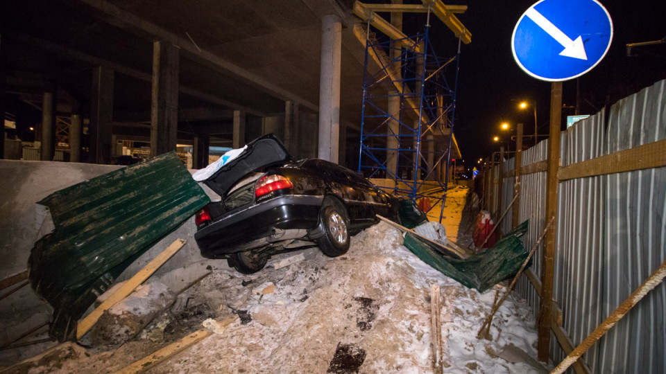 Снес забор и влетел в стройку: в Киеве произошло ДТП