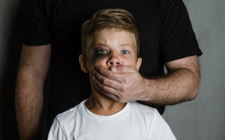 В Николаеве задержали мужчину, «сводившего» несовершеннолетних с педофилами