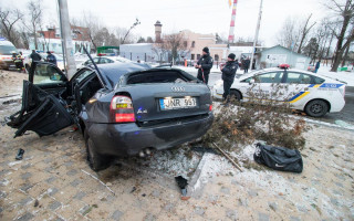 Сбил двух пенсионерок и скрылся: в Киеве Audi вылетела на остановку и врезалась в столб