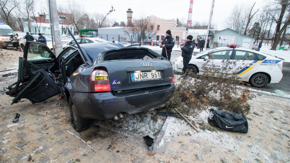 Сбил двух пенсионерок и скрылся: в Киеве Audi вылетела на остановку и врезалась в столб
