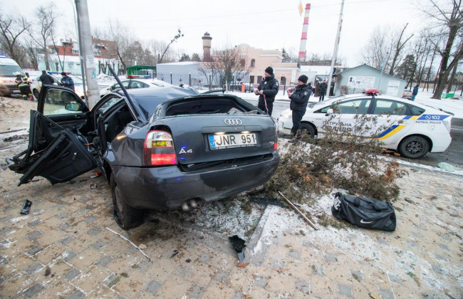 Сбил двух пенсионерок и скрылся: в Киеве Audi вылетела на остановку и врезалась в столб