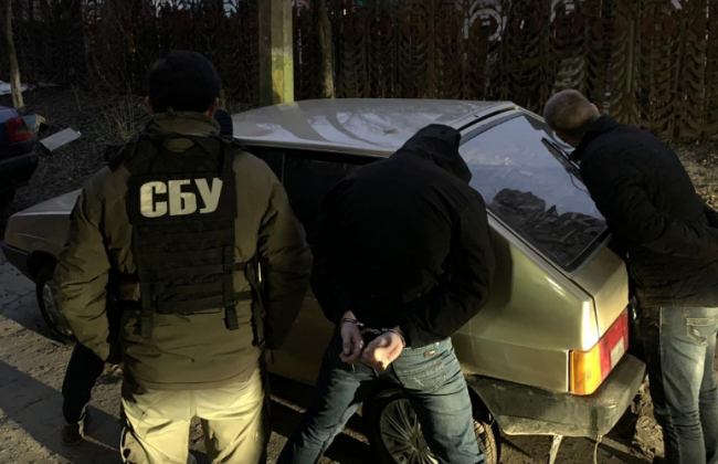 ДБР затримало на хабарі в $3000 оперуповноваженого Білоцерківської поліції