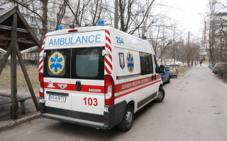 В Киеве под балконами многоэтажки нашли труп женщины