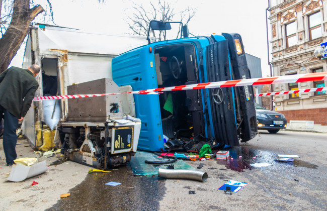 Отказали тормоза: в Днепре фура снесла светофор и перевернулась