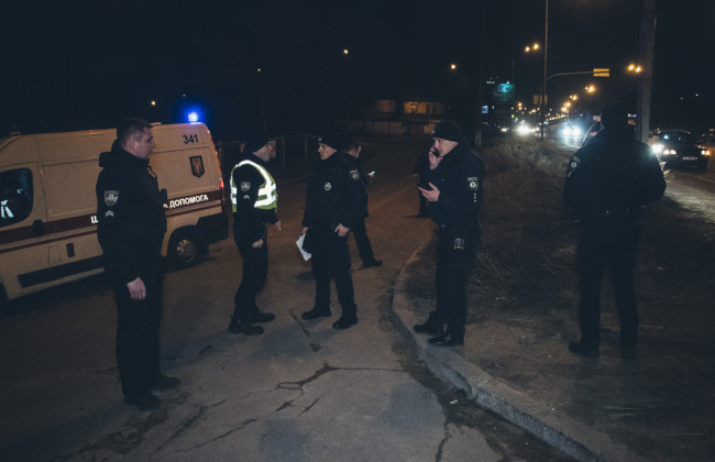 В столице возле моста Патона бездомная женщина дважды ударила ножом мужчину