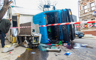 Отказали тормоза: в Днепре фура снесла светофор и перевернулась
