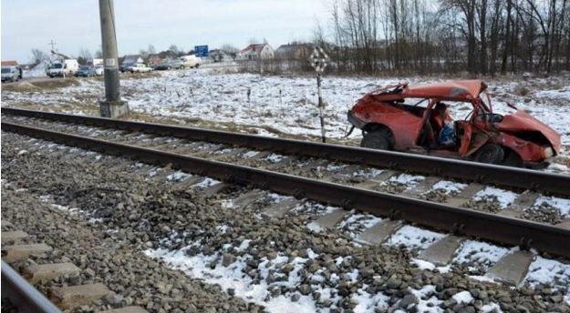 Моторошна ДТП на Волині: автомобіль зіткнувся з потягом, багато постраждалих