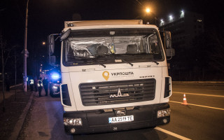Новое ДТП с полицейскими в Киеве: копов протаранил грузовик Укрпочты