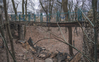 Обвал пішохідного мосту у Києві: усі подробиці і фото