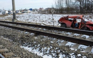 Моторошна ДТП на Волині: автомобіль зіткнувся з потягом, багато постраждалих