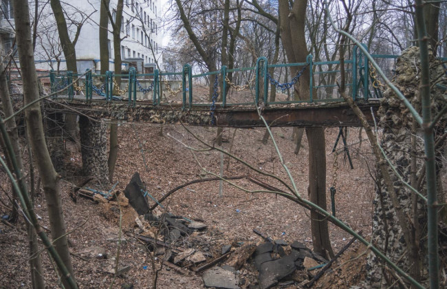 Обвал пішохідного мосту у Києві: усі подробиці і фото