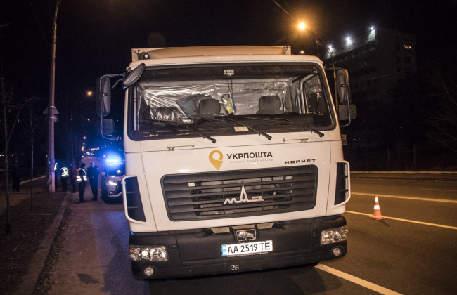 Новое ДТП с полицейскими в Киеве: копов протаранил грузовик Укрпочты