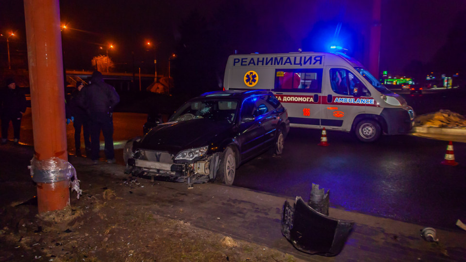 ДТП в Днепре: Subaru влетел в столб, водитель получил серьезные травмы