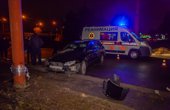 ДТП в Днепре: Subaru влетел в столб, водитель получил серьезные травмы