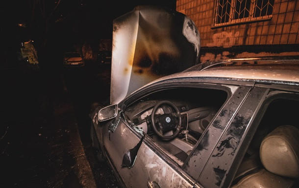 Сгорел дотла: в Киеве неизвестные сожгли автомобиль во дворе дома