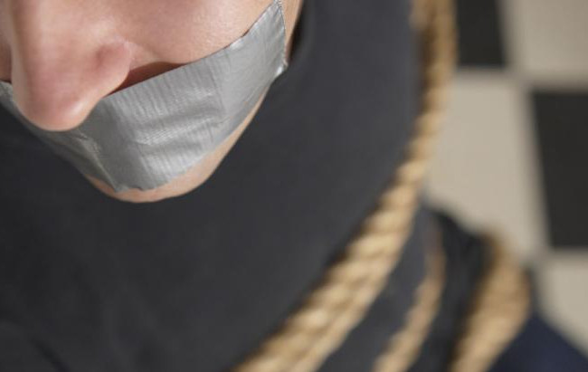 Самосуд в центре Киева: наркоторговца связали и заставили есть таблетки