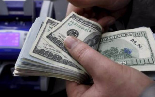 Вымогал деньги у владельцев «евроблях»: в Киеве задержали таможенника