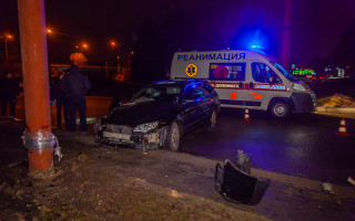 ДТП в Днепре: Subaru влетел в столб, водитель получил серьезные травмы
