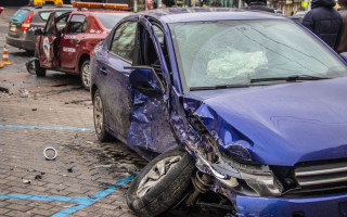 В Киеве произошло ДТП, в котором столкнулись два автомобиля: есть пострадавшие