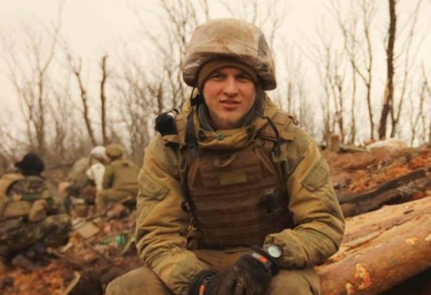 Намагалася пошкодити плакат з героєм АТО: у Житомирі затримали жінку