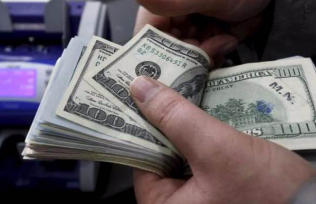 Вымогал деньги у владельцев «евроблях»: в Киеве задержали таможенника